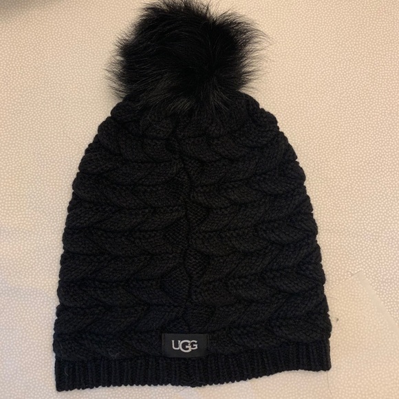 NWT UGG CABLEKNIT POM HAT